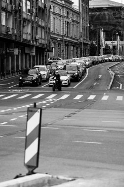 Araba trafiği, kirlilik, trafik sıkışıklığı şehir merkezi Bükreş, Romanya, 2023