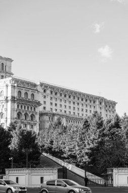 Araba trafiği, kirlilik, trafik sıkışıklığı şehir merkezi Bükreş, Romanya, 2023