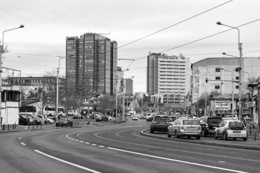 Araba trafiği, kirlilik, trafik sıkışıklığı şehir merkezi Bükreş, Romanya, 2023