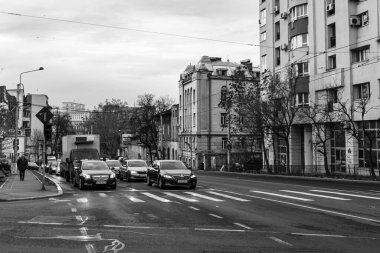 Araba trafiği, kirlilik, trafik sıkışıklığı şehir merkezi Bükreş, Romanya, 2023