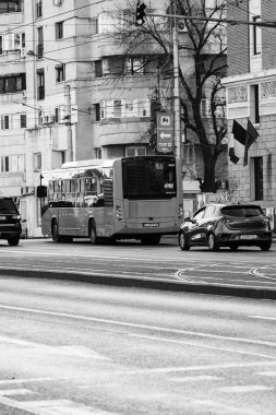 Araba trafiği, kirlilik, trafik sıkışıklığı şehir merkezi Bükreş, Romanya, 2023