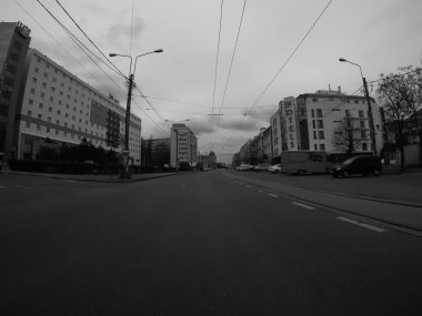 Araba trafiği, kirlilik, trafik sıkışıklığı şehir merkezi Bükreş, Romanya, 2023