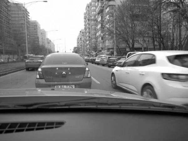 Araba trafiği, kirlilik, trafik sıkışıklığı şehir merkezi Bükreş, Romanya, 2023