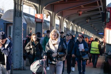 Bükreş, Romanya 'daki Bükreş Kuzey Tren İstasyonu' nda (Gara de Nord) trene binen ve inen insanlar, 2023