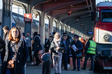 Bükreş, Romanya 'daki Bükreş Kuzey Tren İstasyonu' nda (Gara de Nord) trene binen ve inen insanlar, 2023