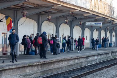 Bükreş, Romanya 'daki Bükreş Kuzey Tren İstasyonu' nda (Gara de Nord) trene binen ve inen insanlar, 2023