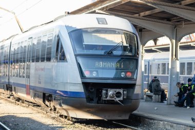 Tren hareket halinde ya da tren istasyonunda (Gara de Nord). Tren taşıma altyapısı. Bükreş, Romanya, 2023