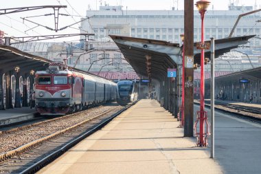 Tren hareket halinde ya da tren istasyonunda (Gara de Nord). Tren taşıma altyapısı. Bükreş, Romanya, 2023