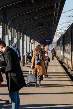 Bükreş, Romanya 'daki Bükreş Kuzey Tren İstasyonu' nda (Gara de Nord) trene binen ve inen insanlar, 2023