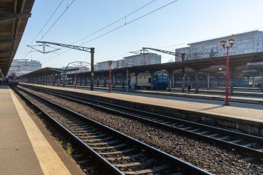Tren hareket halinde ya da tren istasyonunda (Gara de Nord). Tren taşıma altyapısı. Bükreş, Romanya, 2023