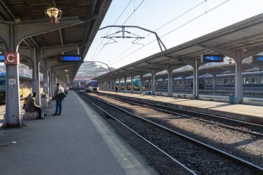 Tren hareket halinde ya da tren istasyonunda (Gara de Nord). Tren taşıma altyapısı. Bükreş, Romanya, 2023