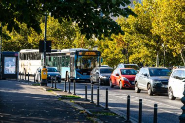 Trafikte otobüs. STB toplu taşımacılık Bükreş, Romanya, 2022