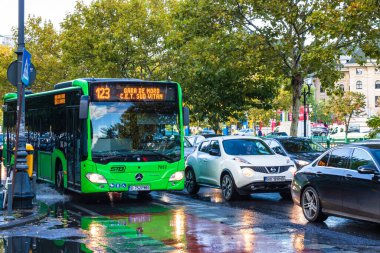 Trafikte otobüs. STB toplu taşımacılık Bükreş, Romanya, 2022