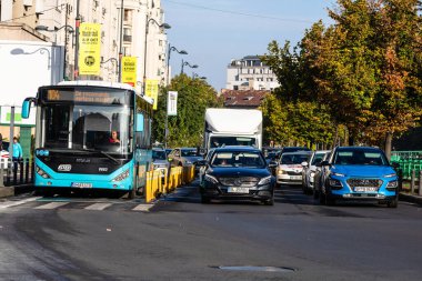 Trafikte otobüs. STB toplu taşımacılık Bükreş, Romanya, 2022