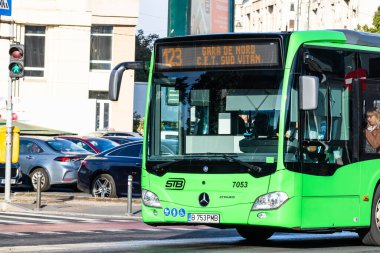 Trafikte otobüs. STB toplu taşımacılık Bükreş, Romanya, 2022