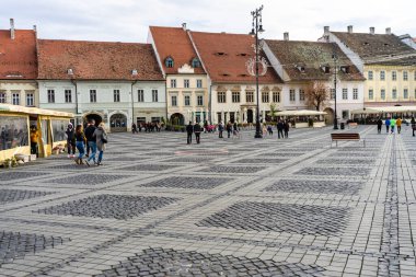 Eski Sibiu, Romanya sokaklarında dolaşan halk ve turistler, 2022