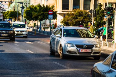 Romanya 'nın Bükreş kentindeki Victoriei Bulvarı' nda araba trafiği, 2019