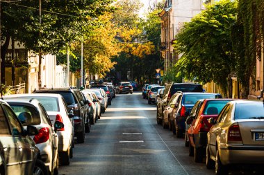 Romanya 'nın Bükreş kentinde 2019' da yolun iki tarafına da arabalar park edilmiş.
