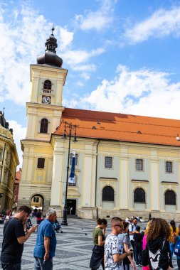 Eski Sibiu, Romanya sokaklarında dolaşan halk ve turistler, 2022