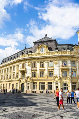 Eski Sibiu, Romanya sokaklarında dolaşan halk ve turistler, 2022