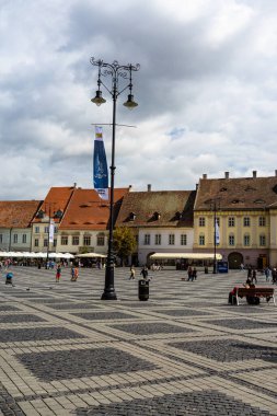 Eski Sibiu, Romanya sokaklarında dolaşan halk ve turistler, 2022