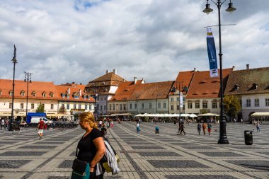 Eski Sibiu, Romanya sokaklarında dolaşan halk ve turistler, 2022