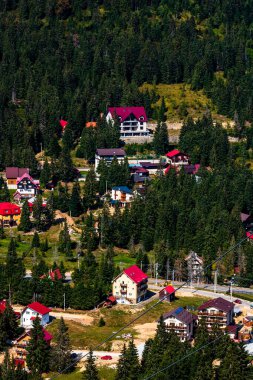 Romanya 'nın Bihor kentindeki bir dağ beldesinin yukarıdan görüntüsü, 2021