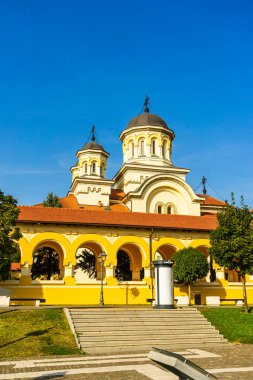Romanya 'nın Alba Iulia kentinde güneşli bir günde Ortodoks Katedrali manzarası, 2021
