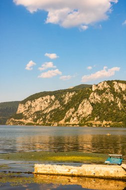 Tuna Vadisi 'ndeki güzel manzara (Demir Kapılar), güneşli bir günde Tuna Nehri manzarası