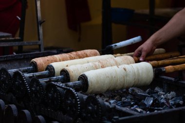 Kurtos Kolacs (Kurtoskalacs). Geleneksel Macar pastası, şekerli, ballı ve fındıklı.