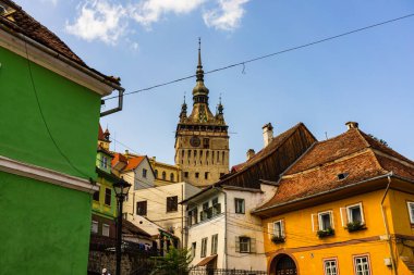 Sighisoara şehrinin ortaçağ güçlendirilmiş kalesi ve ünlü Saat Kulesi