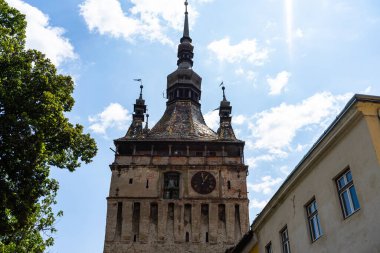 Sighisoara şehrinin ortaçağ güçlendirilmiş kalesi ve ünlü Saat Kulesi