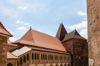 Corvin Castle, Hunyad Castle veya Castelul Corvinilor Romanya 'nın Transilvanya kentinde bulunan gotik bir kaledir.