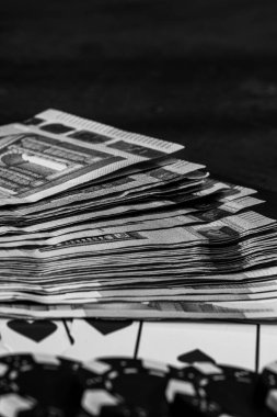 Poker fişleri, para ve kumar.