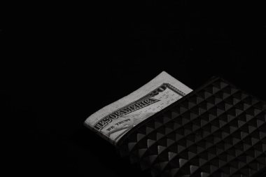 Siyah bir cüzdanda para banknotları..