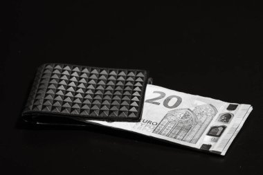 20 Euro 'luk banknotlar siyah cüzdanla izole edilmiş.