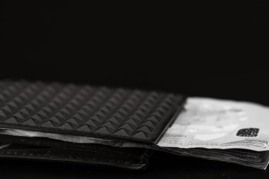 Siyah cüzdandaki Euro banknotları izole.