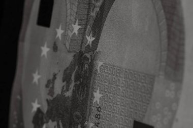Avro banknotlarının detaylarına özen göster. Para banknotlarının makro detaylarını kapat, 50 Euro izole edilmiş. Dünya para kavramı, enflasyon ve ekonomi kavramı