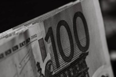 Avro banknotlarının detaylarına özen göster. Para banknotlarının makro detaylarını kapat, 100 Euro izole edilmiş. Dünya para kavramı, enflasyon ve ekonomi kavramı