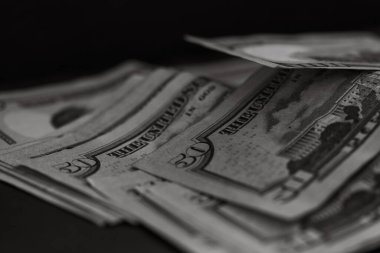 Dolar banknotlarının detaylarına özen göster. Para banknotlarının makro detaylarını kapat, dolarları izole et. Dünya para kavramı, enflasyon ve ekonomi kavramı