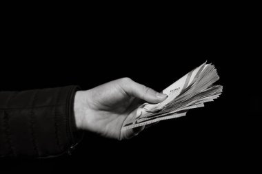 Avro paralarını saymak ve göstermek ya da para vermek. Dünya para kavramı, 50 EURO banknotları siyah üzerine izole edilmiş fotokopi alanı. Zengin insanlar kavramı, para biriktirmek ya da harcamak