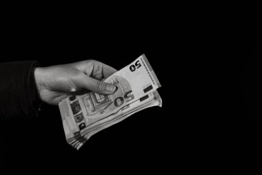 Avro paralarını saymak ve göstermek ya da para vermek. Dünya para kavramı, 50 EURO banknotları siyah üzerine izole edilmiş fotokopi alanı. Zengin insanlar kavramı, para biriktirmek ya da harcamak