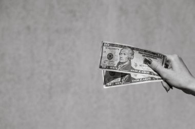 Dolarları gösteren, bahşiş, maaş gibi para veren ya da alan el ele tutuşmalar. 10 dolar banknot, Amerikan Doları para birimleri kopya alanı ile izole..