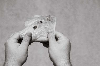 Avro parasını tutmak ve göstermek ya da para vermek. Dünya para kavramı, 50 EURO banknotları Fotokopi alanı ile izole edilmiş para birimi. Zengin iş adamları kavramı, para biriktirmek ya da harcamak.