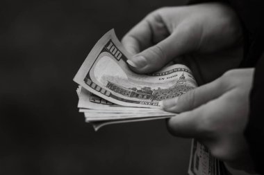 USD banknotlarının detaylarına özen göster. Amerika Birleşik Devletleri banknotlarını saymak ya da vermek. Dünya para kavramı, enflasyon ve ekonomi kavramı