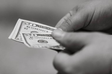 Adam para sayar, dolar sayar, para sayar.