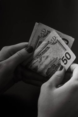 USD banknotlarının detaylarına özen göster. Amerika Birleşik Devletleri banknotlarını saymak ya da vermek. Dünya para kavramı, enflasyon ve ekonomi kavramı