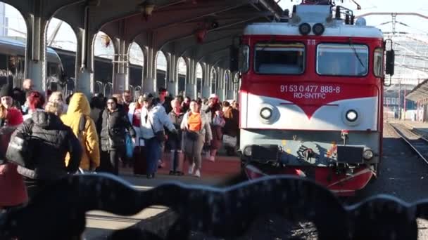 Άνθρωποι Ανεβαίνουν Και Κατεβαίνουν Από Τρένο Στο Βόρειο Σιδηροδρομικό Σταθμό — Αρχείο Βίντεο
