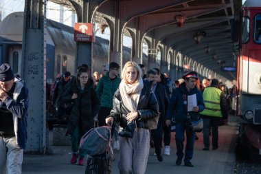 Bükreş, Romanya 'daki Bükreş Kuzey Tren İstasyonu' nda (Gara de Nord) trene binen ve inen insanlar, 2023