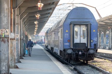 Tren hareket halinde ya da tren istasyonunda (Gara de Nord). Tren taşıma altyapısı. Bükreş, Romanya, 2023